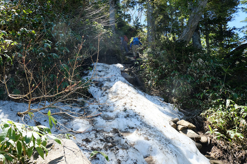 残雪の残る西穂山荘への登山道
