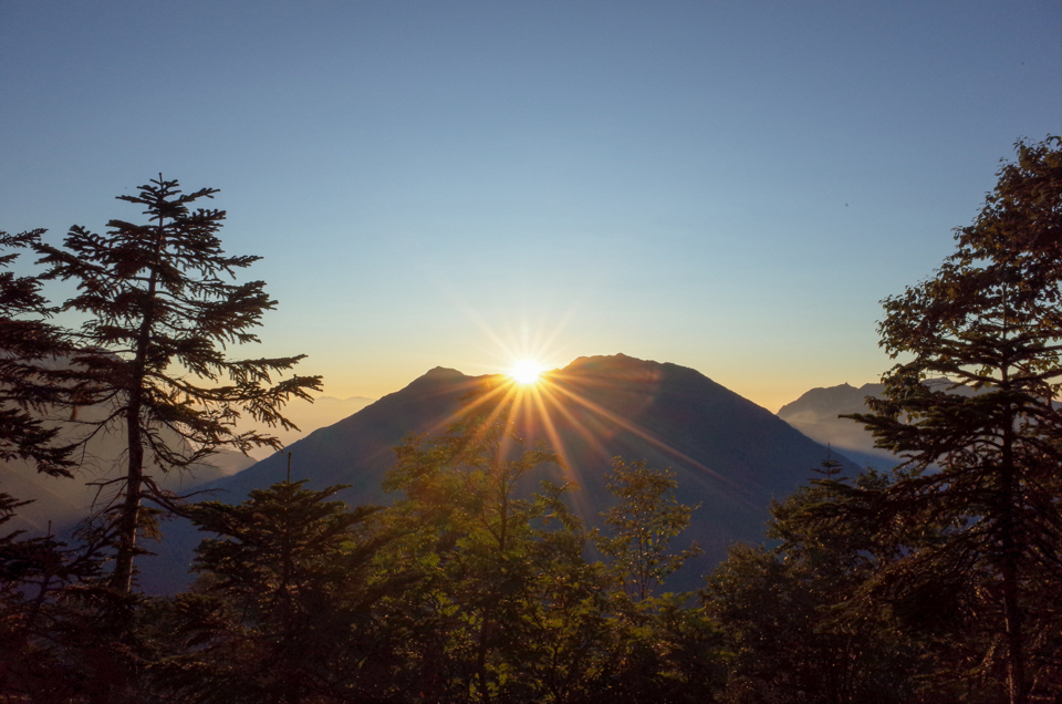 栗沢山とアサヨ峰の間からの日の出