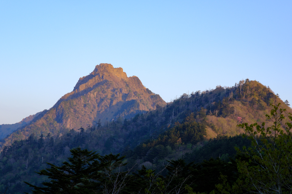 土小屋の駐車場から見た石鎚山