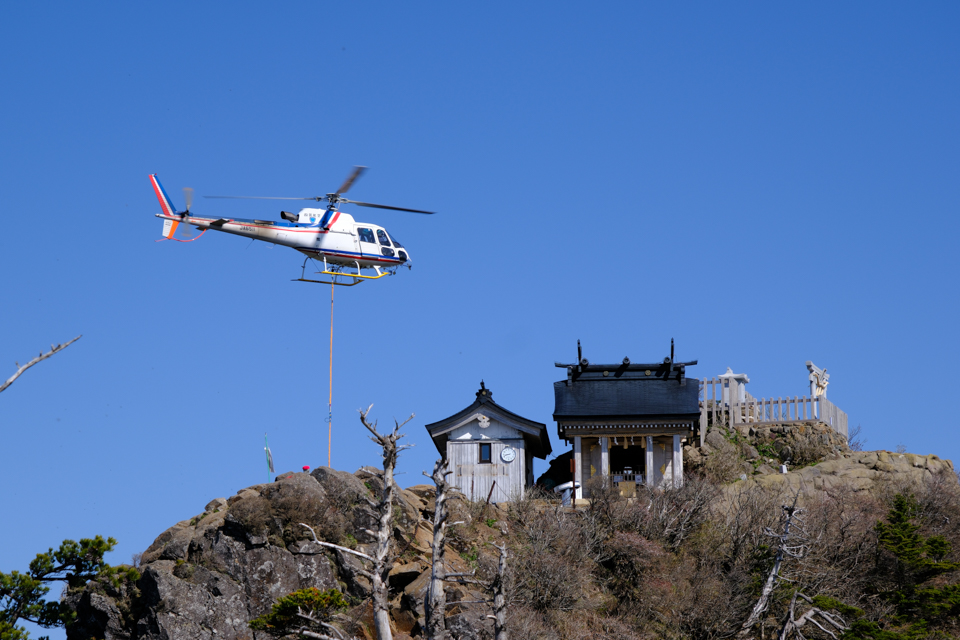 石鎚神社頂上山荘へ荷揚げするヘリ