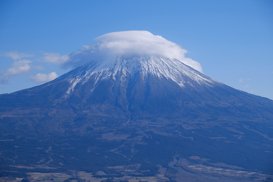 笠雲がべったりの富士山山頂
