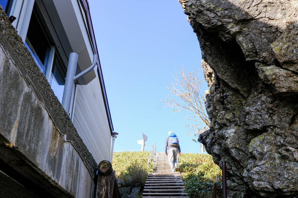 剣山山頂ヒュッテ脇の階段