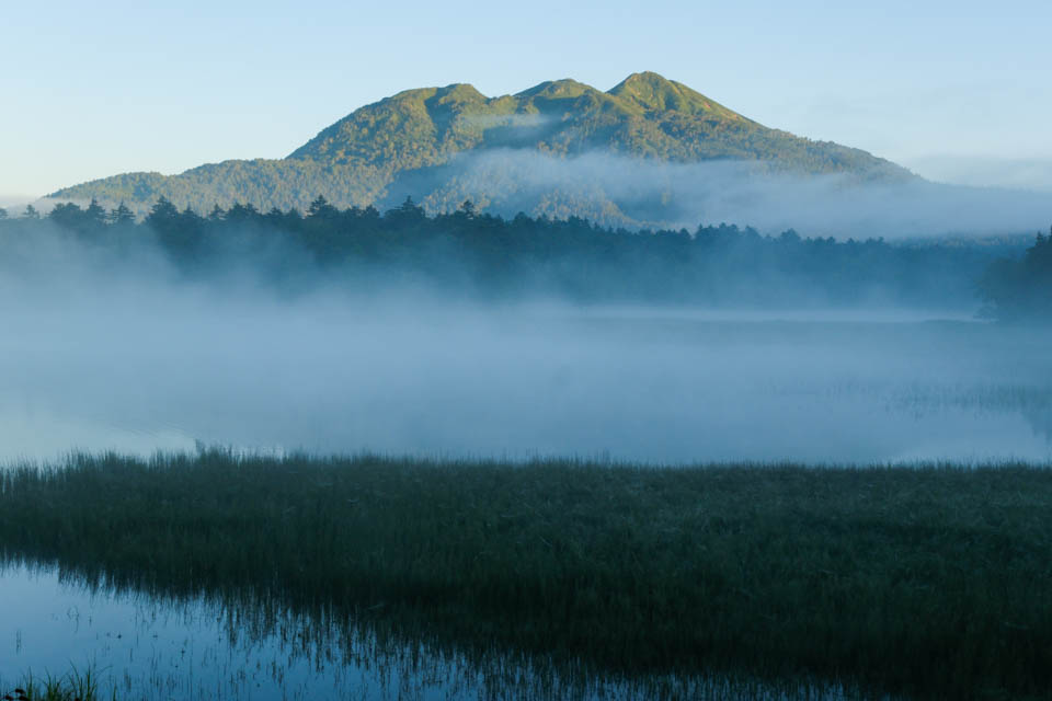 朝靄の尾瀬沼と燧ヶ岳
