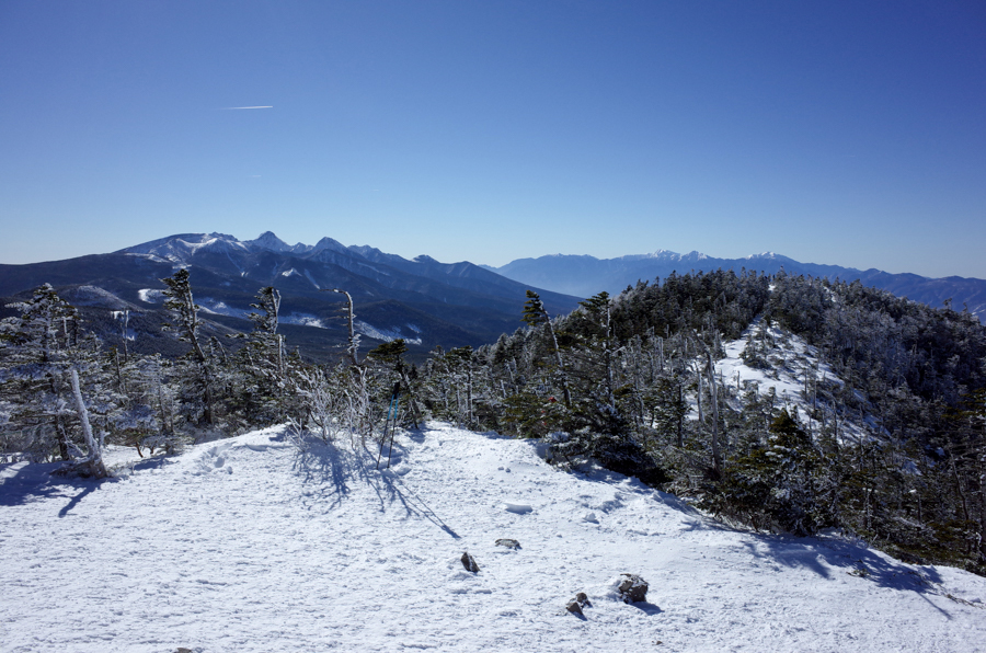 冬の北横岳山頂（北峰）から見た南八ヶ岳方面