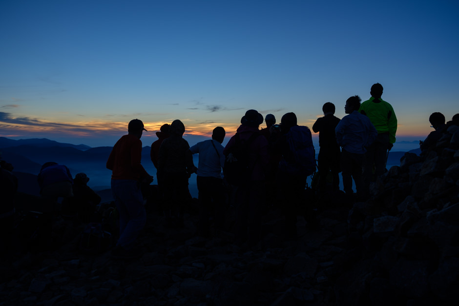 富士見岳で日の出を待つ人達