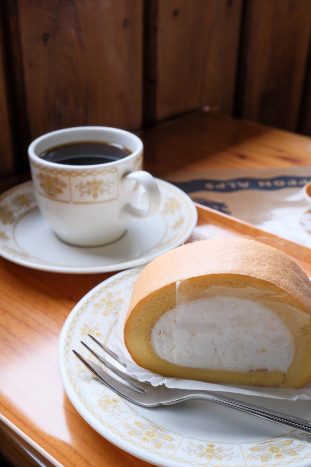 燕山荘の喫茶サンルームのスフレロールとコーヒー