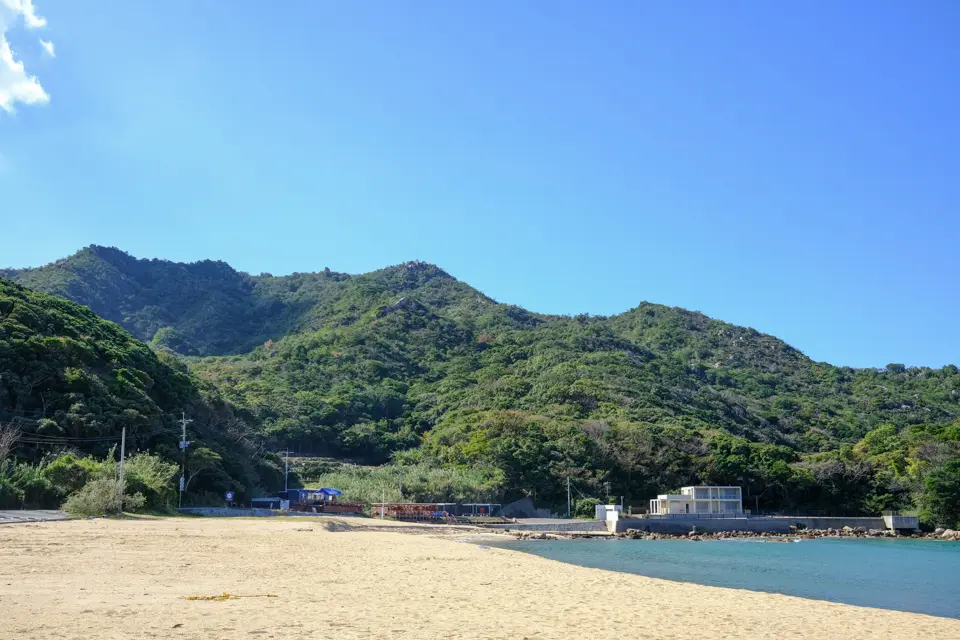 芥屋海水浴場から見た立石山